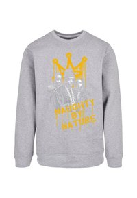 Šedá mikina s dlouhými rukávy má grafický potisk tří postav a nápis "NAUGHTY BY NATURE" ve stylu žlutých skvrn od barvy.