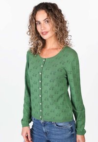 Grüner Strickcardigan mit rundem Halsausschnitt, Knopfverschluss und einem Blattmuster. Lange Ärmel mit gerippten Bündchen und Saum.