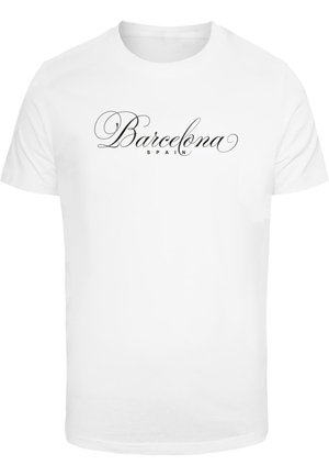 Hvit bomulls T-skjorte med teksten "Barcelona" i kursiv og "SPAIN" i mindre skrift under, sentrert på fronten.