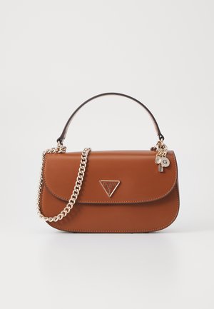 Sac à main en cuir marron de forme rectangulaire, avec une anse en chaîne dorée et un emblème triangulaire. Doté d'un rabat pliable et d'un charme en forme de clé.