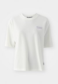Tricou alb din plasă cu mâneci scurte, guler rotund și un logo mov pe piept. Prezintă o textură respirabilă și o croială lejeră.
