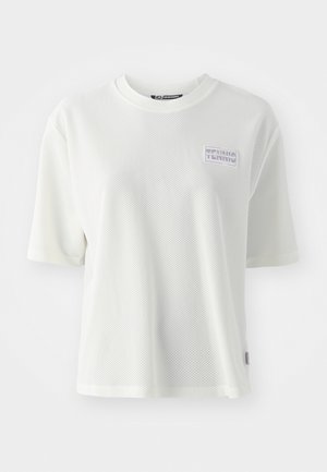 Hvit mesh t-skjorte med kort erme, rund hals og et lilla logo på brystet. Har en pustende tekstur og løs passform.