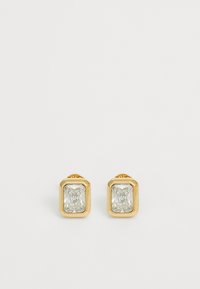 Boucles d'oreilles en or avec des pierres en zircon cubique rectangulaires transparentes serties dans un sertissage poli. Présente une texture lisse et un design moderne.