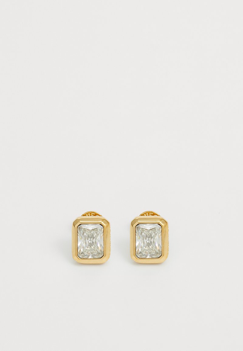 Brincos de ouro com pedras de zircônia cúbica retangulares transparentes definidas em um aro polido. Apresentam uma textura suave e um design moderno.