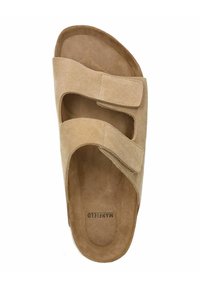 Sandal in suede beige con due cinturini regolabili in Velcro, design open-toe e soletta imbottita, contrassegnato "MANFIELD" sulla soletta.