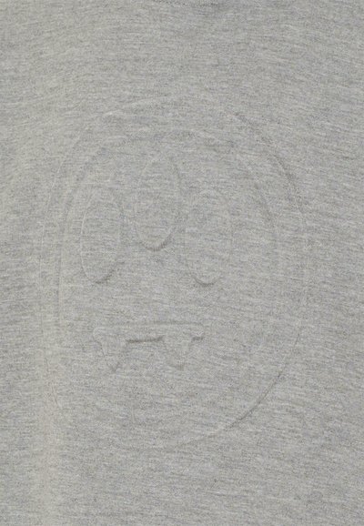 Felpa di cotone grigia con un logo fantasma in rilievo e testurizzato sulla parte anteriore, con un contorno rotondo e zanne nella parte inferiore.