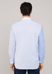 Lichtblauw en wit gestreept overhemd met een button-down kraag, lange mouwen en een rechte zoom, gemaakt van een gladde stof.