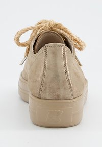 Sneaker in suede beige con una finitura testurizzata, caratterizzato da una punta rotonda e una suola in gomma spessa. I lacci sono realizzati in corda intrecciata per un tocco di stile in più.