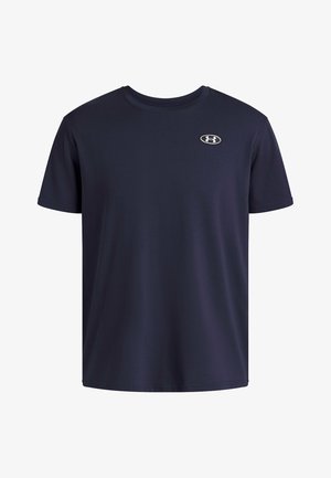 Marineblaues kurzärmliges T-Shirt aus weichem, glattem Stoff, mit Rundhalsausschnitt und einem kleinen weißen Logo auf der oberen linken Brust.