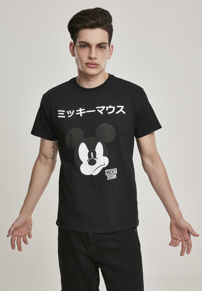 Črn bombažni majica s kratkimi rokavi, ki prikazuje belo grafiko obraza Mickey Mouse-a in drzne japonske besede nad njim. Preprost dizajn s krožnim ovratnikom.