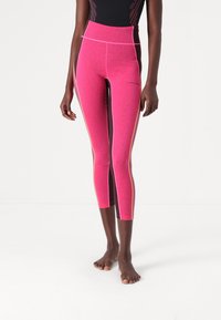 Fitted capri leggings in bright pink with a melange effect, featuring contrasting yellow side stripes and a high waist design.