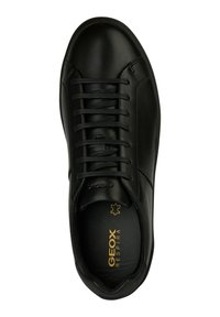 Zapatilla de cuero negro con un acabado suave, punta redonda y seis agujeros para los cordones. Presenta un logotipo en relieve en la lengüeta y el texto dorado "Respira".