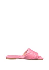 Sandalini in pelle rosa con un design morbido e screpolato, punta aperta e suola piatta. Caratterizzati da uno stile minimalista e una consistenza liscia.