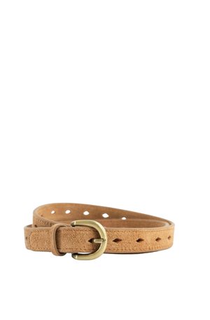 Ceinture en daim marron clair avec une boucle en laiton, comportant plusieurs trous de réglage sur fond blanc.