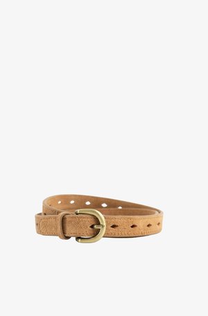 Ceinture en daim marron clair avec une boucle en laiton, comportant plusieurs trous de réglage sur fond blanc.