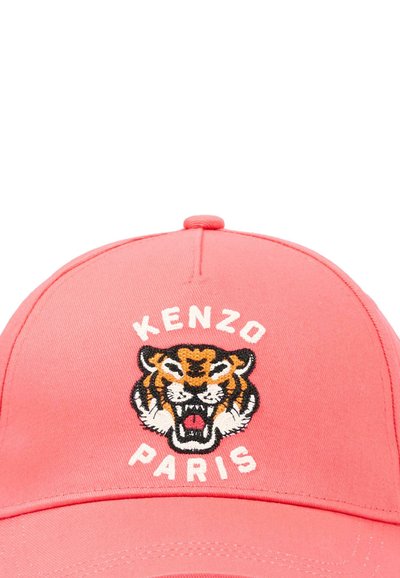 Roze honkbalpet met geborduurd brullend tijgerhoofd en witte tekst "KENZO PARIS" boven en onder de tijger.