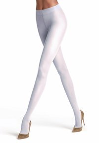 Collant grigi chiari con una texture liscia e un alto punto vita, indossati con scarpe con tacco beige, presentano un design semi-trasparente.