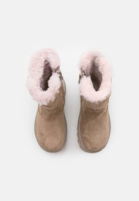 Brune faux suède ankelstøvler med en rosa pelskant, glidelås på siden og en teksturert gummisåle.