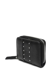 Sort læderpung med lynlåslukning, der har sølvnitter foran og en struktureret overflade. Kompakt rektangulær form.
