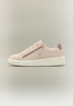 Lys rosa lave sneakers med hvit såle, snøring foran, roségull sidelås og metallisk rosa hælflik.