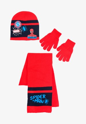 Rode gebreide beanie met marineblauwe strepen, met Spider-Man afbeeldingen; bijpassende rode handschoenen; effen rode sjaal met een blauwe "SPIDER-MAN" logo.