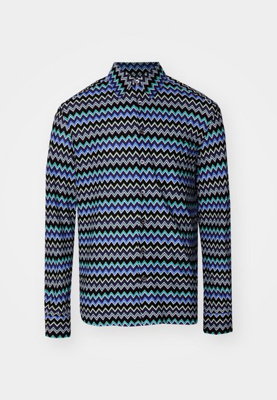 Ανδρικό πουκάμισο με κουμπιά, μαύρη βάση με σχέδια ζιγκ-ζαγκ σε μπλε, πράσινο και λευκό. Μακριά μανίκια και κλασικό γιακά. Λείο υφασμάτινο υλικό.