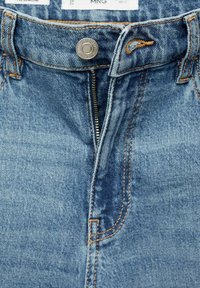 Blaue Jeans aus Denim mit hoher Taille, ausgestattet mit einem Metallknopfverschluss, Reißverschluss und kontrastierendem orangefarbenem Nähen entlang der Nähte.