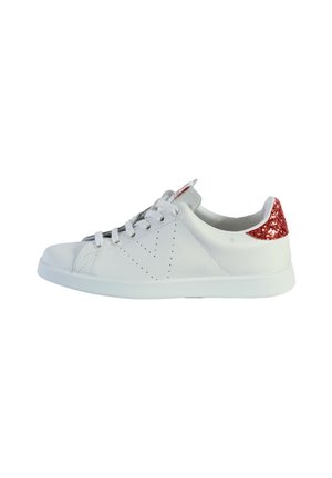 Basket en cuir blanc avec une finition lisse, un design perforé et un accent rouge scintillant sur le talon. Fermeture à lacets et semelle en caoutchouc.