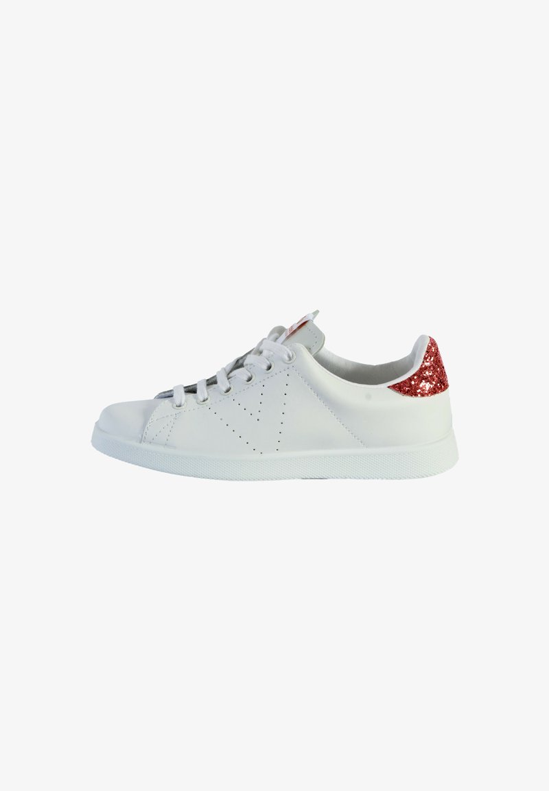 Basket en cuir blanc avec une finition lisse, un design perforé et un accent rouge scintillant sur le talon. Fermeture à lacets et semelle en caoutchouc.