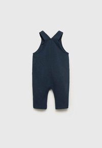Navyblauwe katoenen overall met brede schouderbanden, knielange pijpen en een gladde textuur. Eenvoudig ontwerp zonder patronen of versieringen.