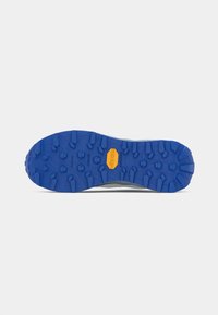 Semelle extérieure Vibram en caoutchouc bleu, dotée d'un motif texturé pour l'adhérence et d'un logo central jaune. Design de semelle intermédiaire grise élégante.