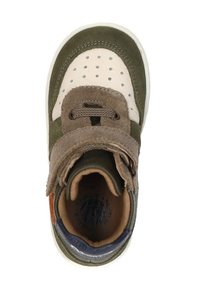 Groene suède hoge sneakers met beige accenten, geperforeerd te ontwerp, verstelbare riem en stevige zool. De binnenkant heeft een bruine voering.