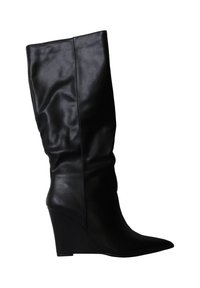 Botte noire à talon compensé montant jusqu'au genou, avec un bout pointu et une tige en cuir légèrement froissée sur fond blanc.
