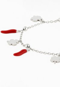 Bracciale in argento con ciondoli a forma di peperoncino rosso e accenti floreali metallici. Superfici lisce, finitura lucida e design giocoso.