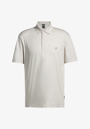 Polo de culoare bej deschis, fabricat dintr-un material neted, având un guler clasic, placket cu trei butoane și un mic logo brodat pe pieptul stâng.