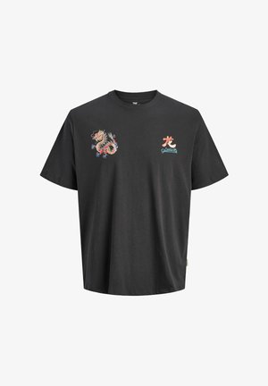 Sort T-shirt med farverig dragegrafik på venstre bryst og rødt kinesisk tegn over turkis teksten "Practice Gratitude" på højre bryst.