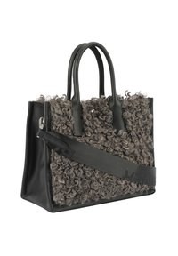 Sac à main en cuir noir avec un devant en tissu grisonnant texturé et bouclé, deux poignées en cuir, et une bandoulière en tissu réglable.