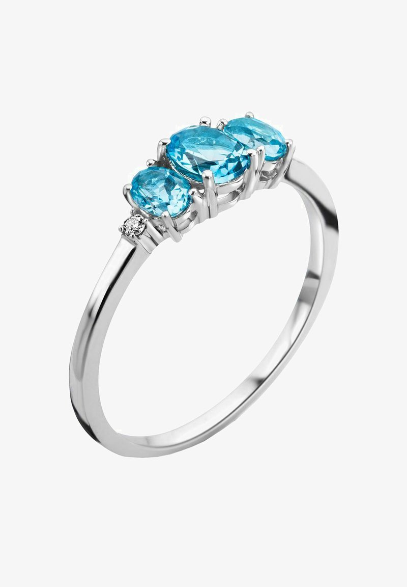 Silberring mit drei ovalen blauen Edelsteinen und einem kleinen klaren Stein, mit einem glatten, polierten Band und einem zarten Design.