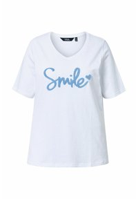 Bílý bavlněný tričko s krátkými rukávy a véčkovým výstřihem. Na něm je modrý vyšívaný text "Smile" a malý design srdce.