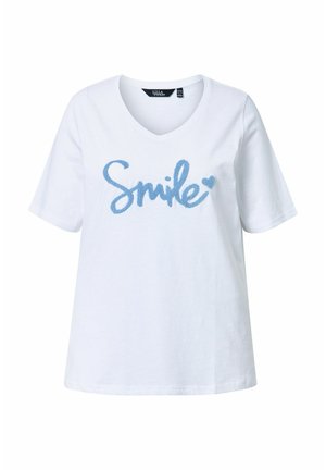 Witte katoen t-shirt met korte mouwen en een V-hals. Bevat blauwe geborduurde tekst "Smile" en een klein hartontwerp.