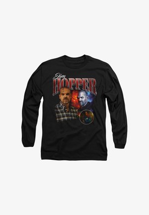 Schwarzes Langarmshirt mit grafischem Druck von Jim Hopper, mit Bildern eines Mannes in einem karierten Hemd und fettem Text darüber.