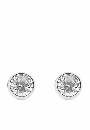 Ronde witte edelsteen oorstekers gezet in een gladde, gepolijste zilveren rand op een witte achtergrond.