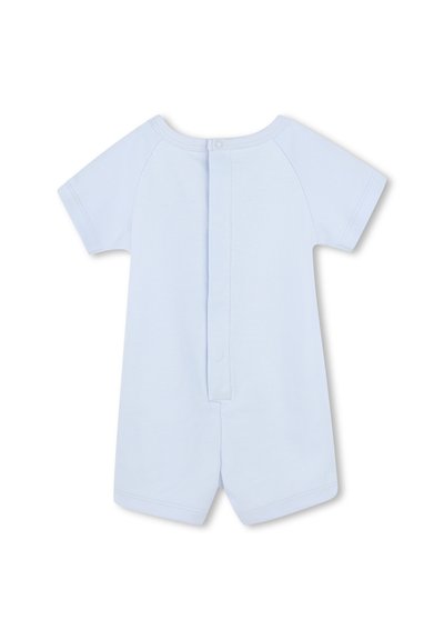 Jumper bleu clair à manches courtes avec un col rond et un dos droit. Présente une fermeture à bouton et une texture de tissu lisse et doux.