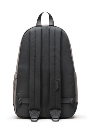 Sac à dos en tissu noir avec une texture lisse, dos rembourré, deux bretelles et une poignée supérieure. Comprend des poches latérales et une fermeture éclair.