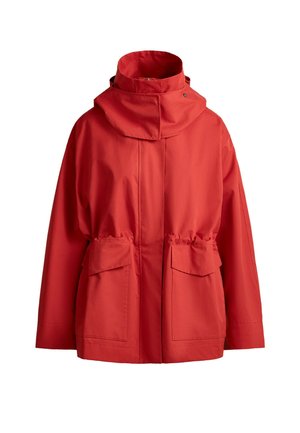 Rode capuchonjas met klepzakken aan de voorkant, lange mouwen en een ingesnoerde taille op een witte achtergrond.