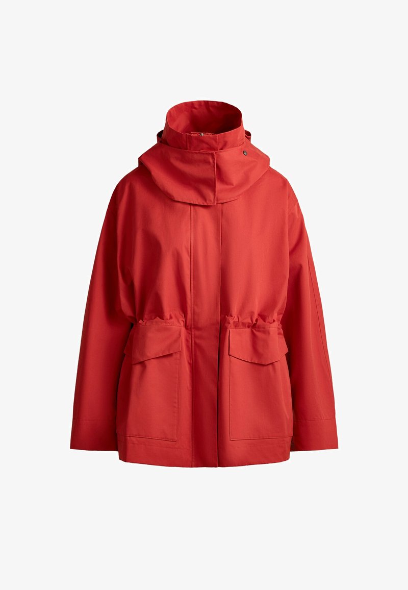 Veste rouge à capuche avec poches à rabat devant, manches longues et taille cintrée sur fond blanc.