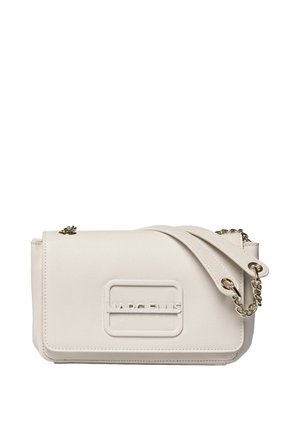 Kleine off-white leren schoudertas met klepsluiting, gouden kettingriem en ingebosseleerd rechthoekig logo aan de voorkant.