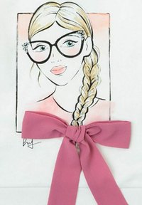 Ilustración de una mujer con una trenza, que lleva grandes gafas negras. Presenta un detalle de lazo rosa en la parte inferior y suaves acentos en acuarela en el fondo.