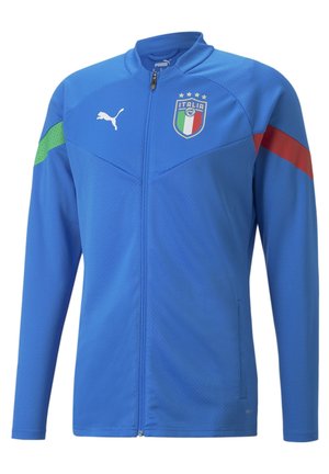 Chaqueta de fútbol italiana azul con cremallera completa, logo de Puma en el pecho derecho, escudo de Italia en la izquierda, rayas verdes y rojas en las mangas.