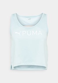 Jasnoniebieska, bezrękawnikowa koszulka sportowa z okrągłym dekoltem, z wycięciem z tyłu i białym logo PUMA z przodu.